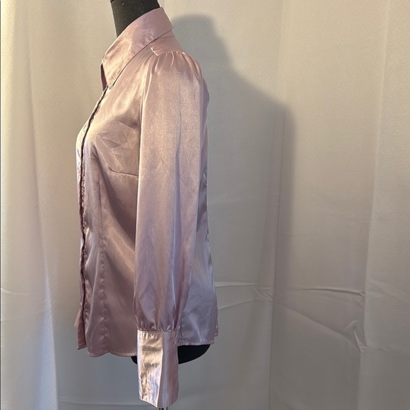 Vintage fitted Lavender Satin Blouse with incredible cuff, button detail. - Picture 6 of 11